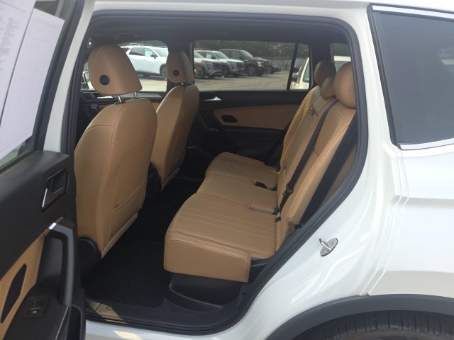 Used 2023 Volkswagen Tiguan SE w/ Panoramic Sunroof Package AWD/4WD image 11