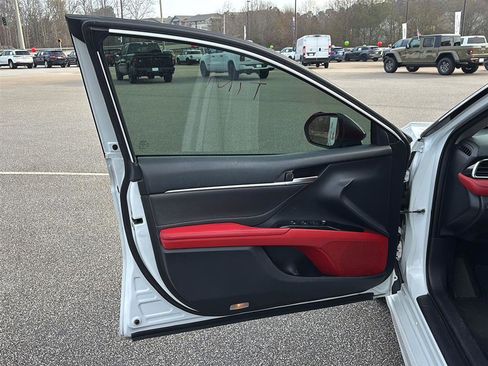 Used 2018 Toyota Camry XSE image 8