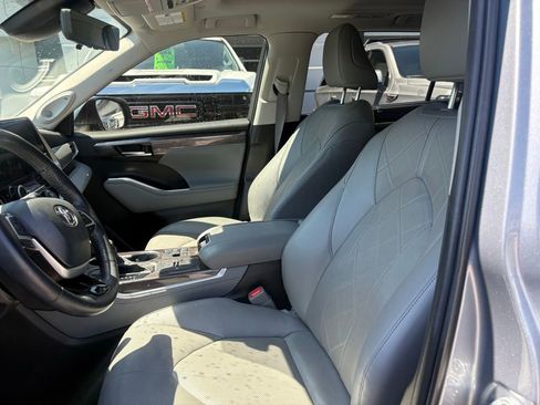 Used 2023 Toyota Highlander Platinum FWD image 7