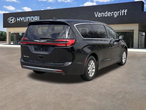 Used 2026 Chrysler Pacifica Select image 10