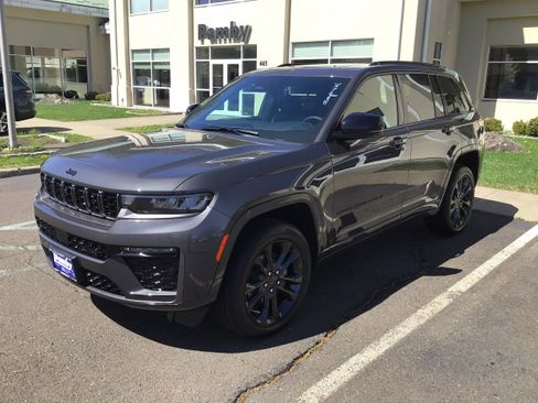 New 2026 Jeep Grand Cherokee Limited AWD/4WD image 3