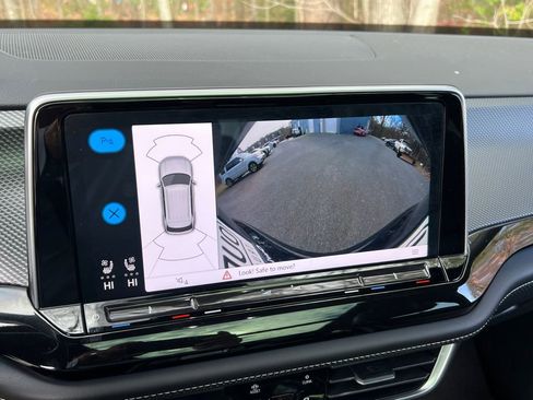 Certified 2024 Volkswagen Atlas Cross Sport SEL R-Line image 27