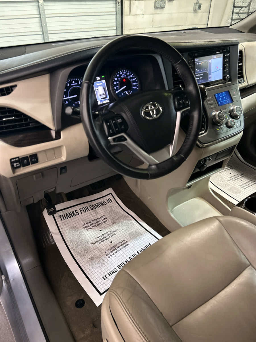 Used 2018 Toyota Sienna XLE w/ XLE Navigation Package FWD image 11