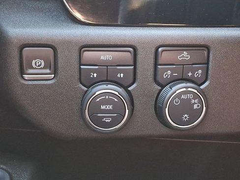 Used 2025 Chevrolet Silverado 1500 LT AWD/4WD image 25