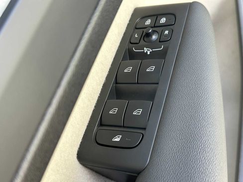 Used 2025 Volvo XC40 B5 Plus w/ Protection Package Premier image 21