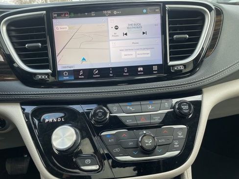 Used 2024 Chrysler Pacifica Limited FWD image 24