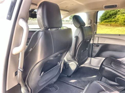Used 2023 Chrysler Pacifica Touring-L FWD image 13
