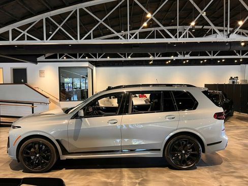 Used 2024 BMW X7 xDrive40i w/ M Sport Package AWD/4WD image 2