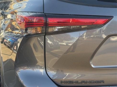 Used 2022 Toyota Highlander L image 6