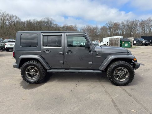 Used 2017 Jeep Wrangler Unlimited Sahara AWD/4WD image 7