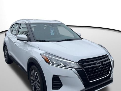 Used 2023 Nissan Kicks SV image 3