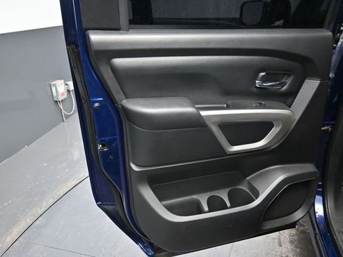 Used 2022 Nissan Titan SV image 34