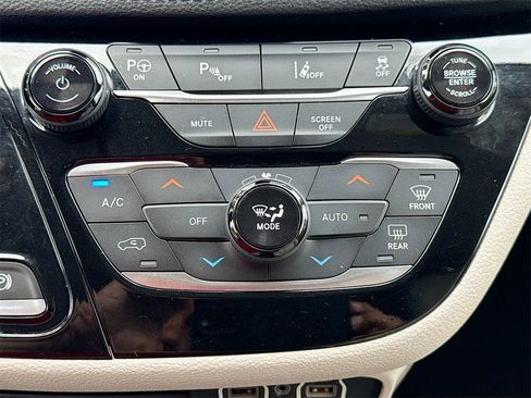 Used 2021 Chrysler Pacifica Touring-L image 16