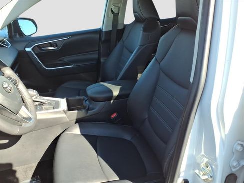 Used 2022 Toyota RAV4 XLE Premium image 17