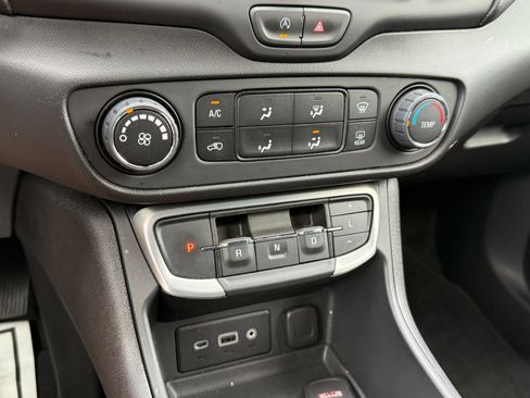 Used 2024 GMC Terrain SLE image 31