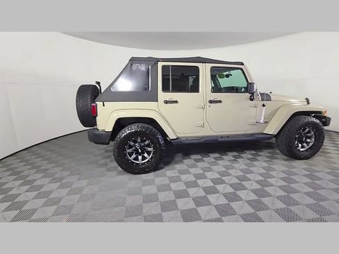 Used 2018 Jeep Wrangler Unlimited Sahara w/ Connectivity Group AWD/4WD image 36