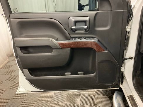 Used 2018 GMC Sierra 2500 SLE w/ SLE Preferred Package image 9