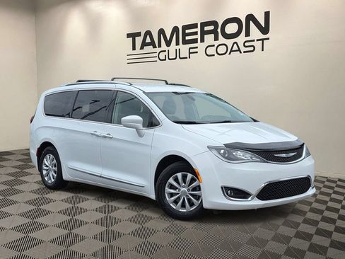 Used 2019 Chrysler Pacifica Touring-L FWD image 1