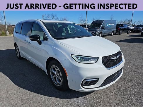 Used 2024 Chrysler Pacifica Limited image 1