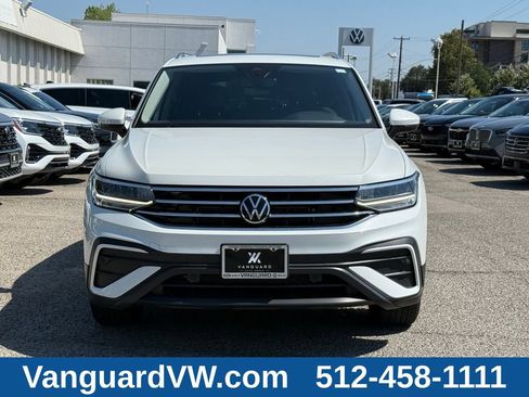 Used 2023 Volkswagen Tiguan SE w/ Panoramic Sunroof Package FWD image 3