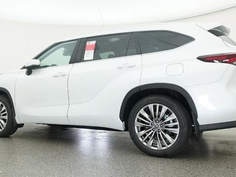 New 2026 Toyota Highlander Platinum AWD/4WD image 4
