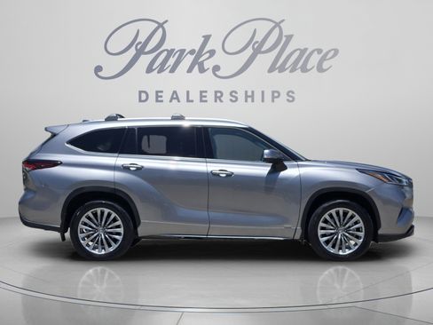 Used 2025 Toyota Highlander Limited AWD/4WD image 6