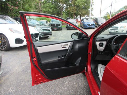 Used 2017 Toyota Corolla LE FWD image 12