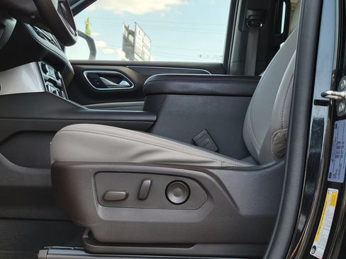 Used 2024 Chevrolet Suburban LT RWD image 23
