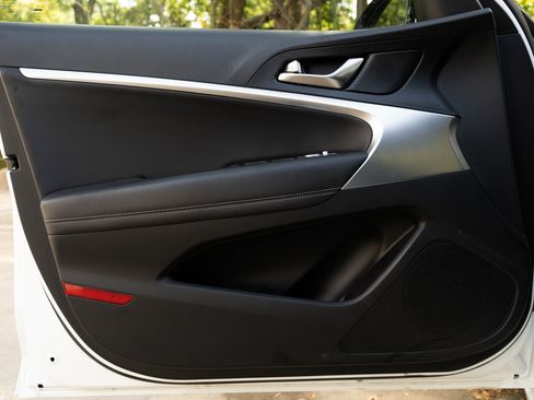 Used 2021 Genesis G70 2.0T image 36