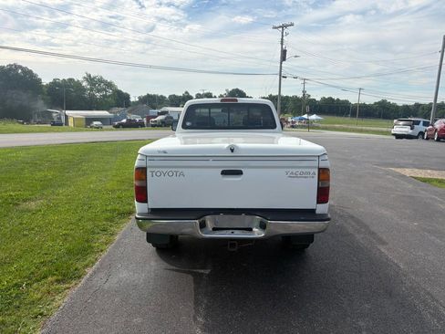 Used 2000 Toyota Tacoma PreRunner RWD image 3