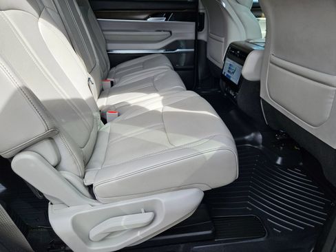 Used 2023 Jeep Grand Wagoneer 4WD w/ Flexible Seating Group image 27