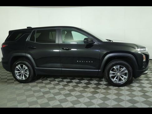 Used 2025 Chevrolet Equinox LT image 2