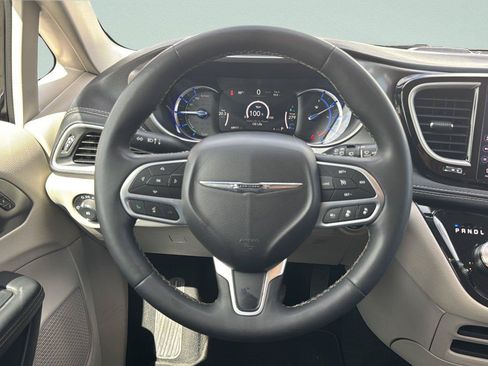 Used 2024 Chrysler Pacifica Limited FWD image 12