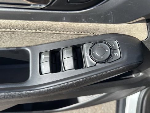 Used 2022 Chevrolet Traverse LT image 26