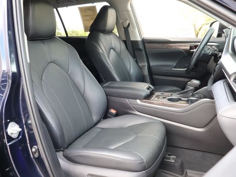 Used 2020 Toyota Highlander Limited FWD image 25