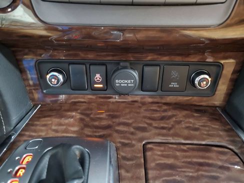 Used 2017 Nissan Armada Platinum w/ Captain Seat Package RWD image 38
