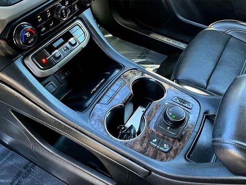 Used 2022 GMC Acadia Denali w/ Denali Technology Package image 16