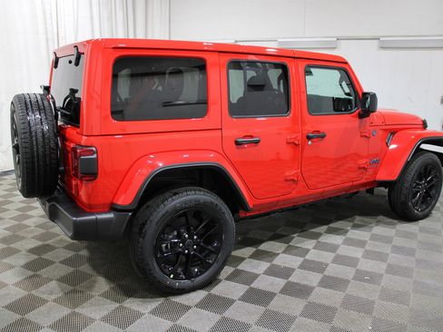 New 2025 Jeep Wrangler Unlimited Sahara w/ Technology Group AWD/4WD image 32