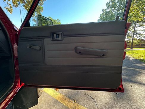 Used 1988 Toyota Pickup 4x4 Regular Cab image 33