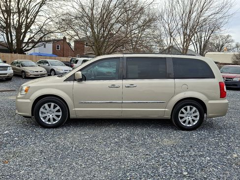 Used 2015 Chrysler Town & Country Touring w/ Driver Convenience Group image 4