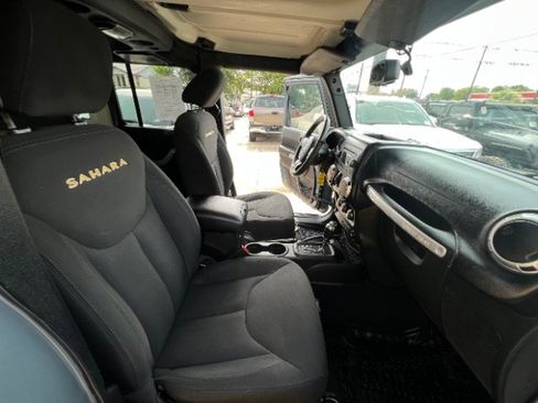 Used 2015 Jeep Wrangler Unlimited Sahara AWD/4WD image 13