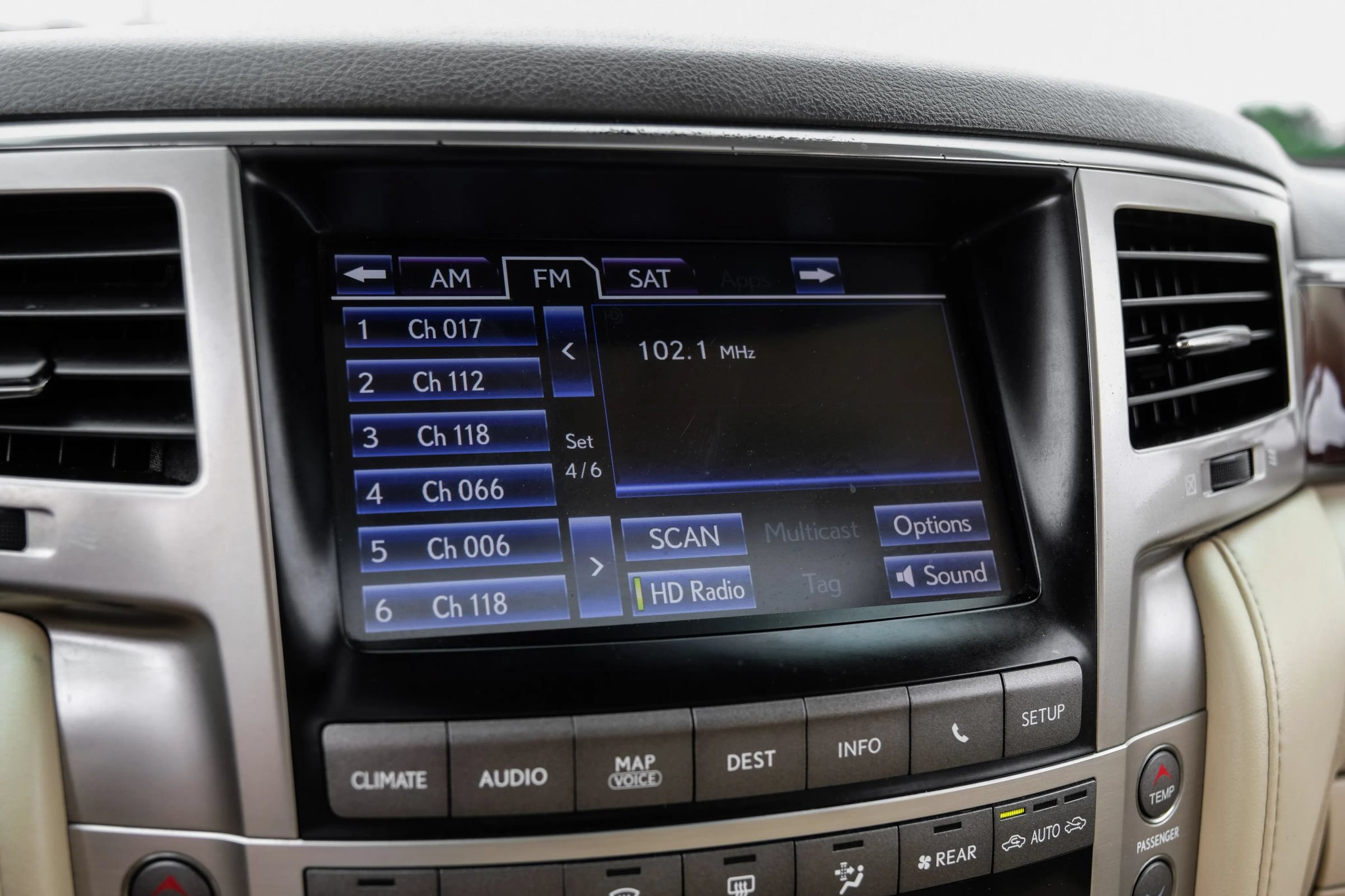Used 2013 Lexus LX 570 4WD w/ Luxury Pkg image 40