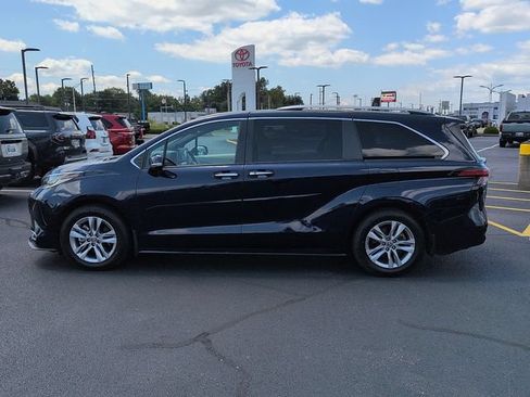 Certified 2023 Toyota Sienna Limited FWD image 4