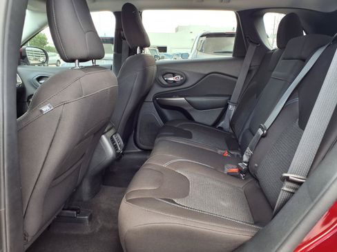 Used 2019 Jeep Cherokee Latitude w/ Popular Appearance Group FWD image 12