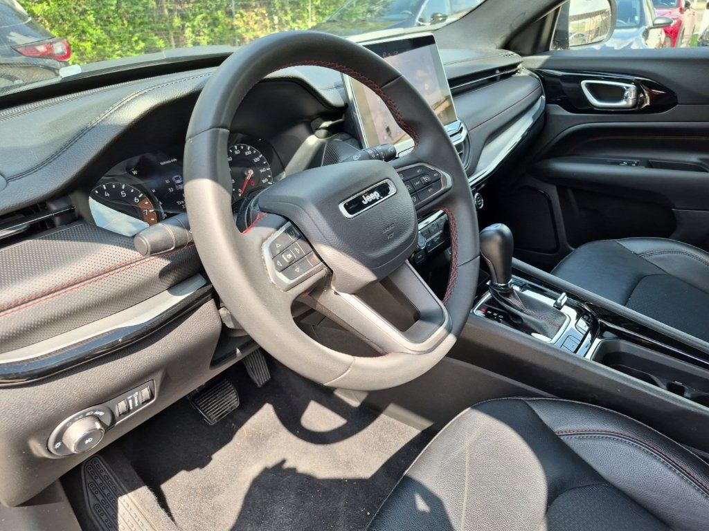 Used 2025 Jeep Compass Trailhawk AWD/4WD image 7