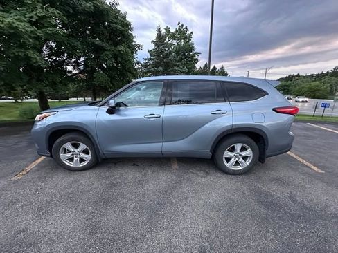 Used 2020 Toyota Highlander LE AWD/4WD image 6