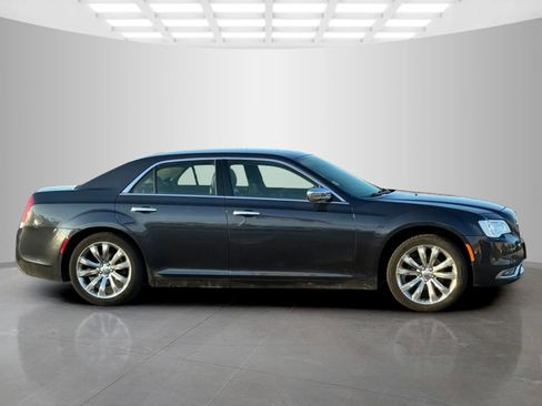 Used 2018 Chrysler 300 Limited image 2