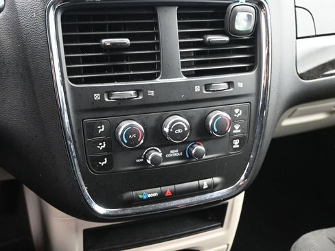 Used 2020 Dodge Grand Caravan SE w/ UConnect Hands-Free Group image 18