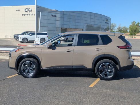 Used 2024 Nissan Rogue SV image 3