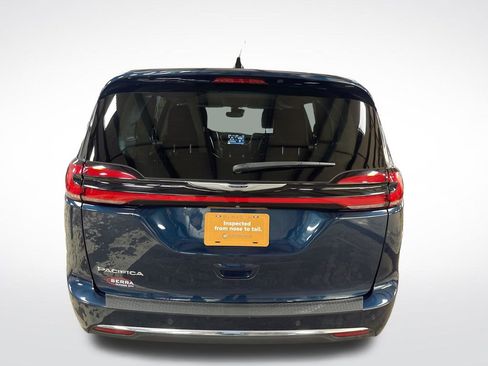 Used 2024 Chrysler Pacifica Touring-L FWD image 4